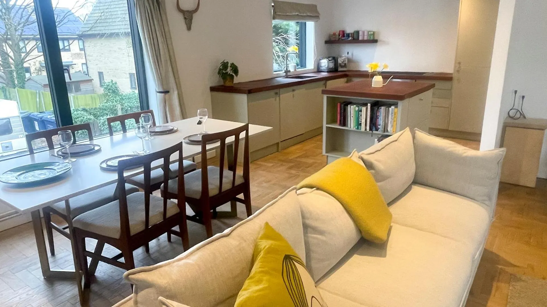 Spacious 2 Bed Apartment Near River & Station - Cambridge Homehost  Cambridge (Cambridgeshire)